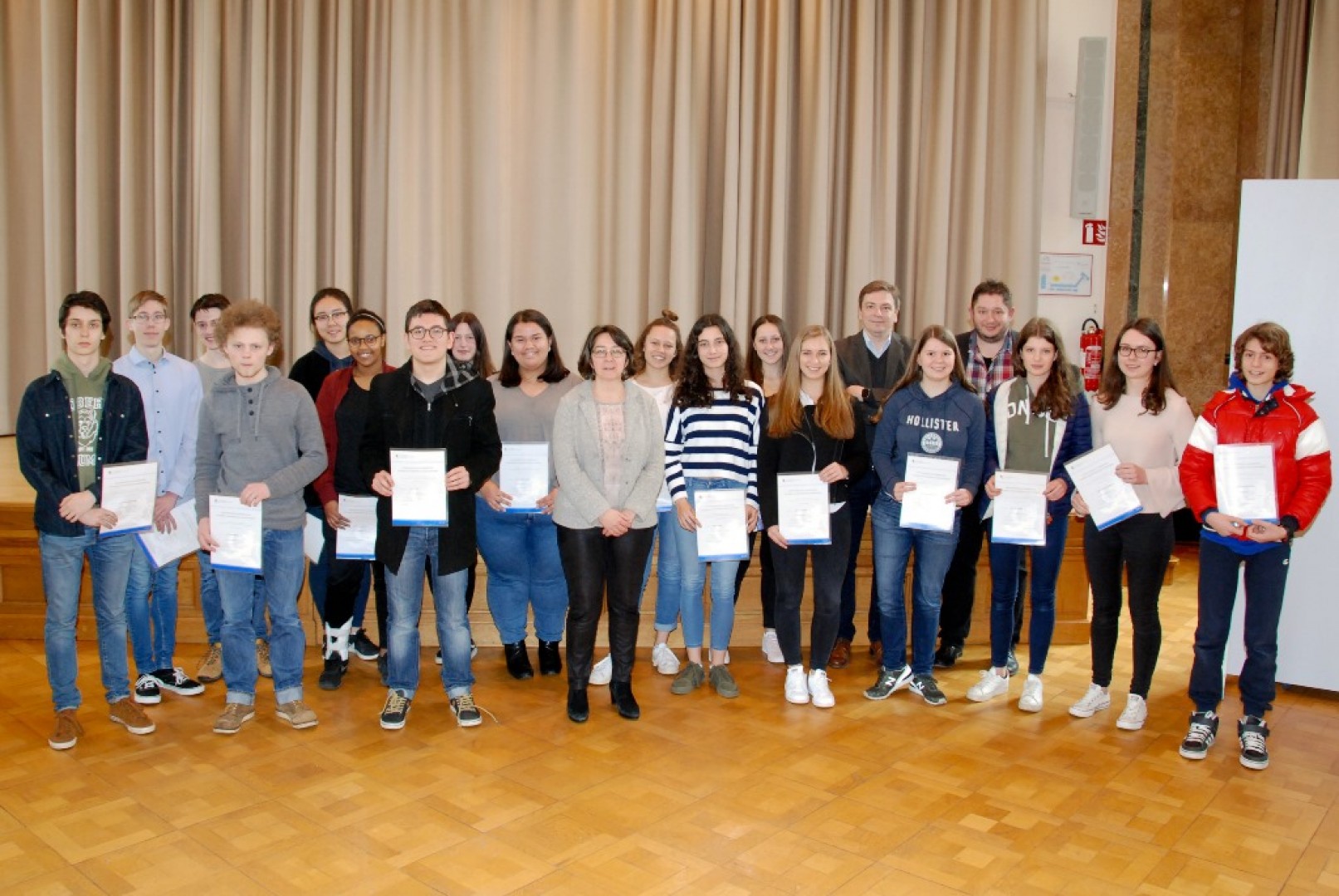 1. Hëllef Diplomer