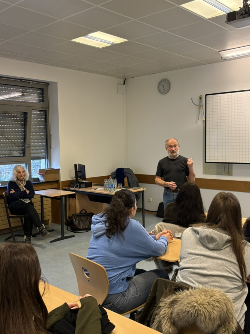 D51A4160-4E01-4E93-9190-E401BE14F490 1 105 c